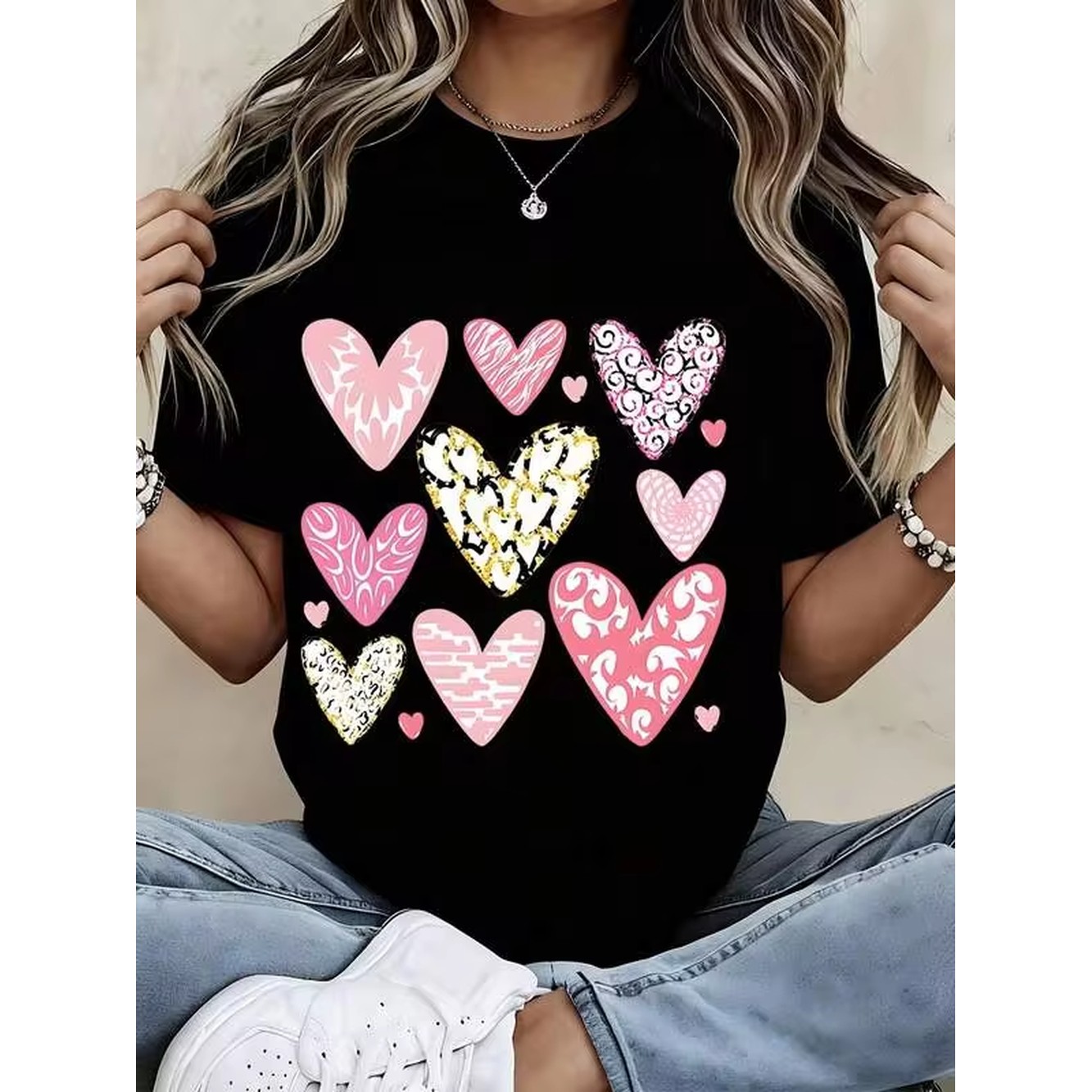 Women'S Fashion Graphic Tees - تي شيرت نسائي أسود بطبعة قلوب